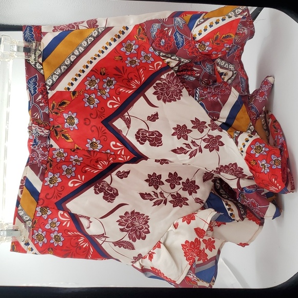 Latiste Shorts Ruffled Hem High Waisted Red/Bugundy Flower Pattern Size S - Picture 10 of 10